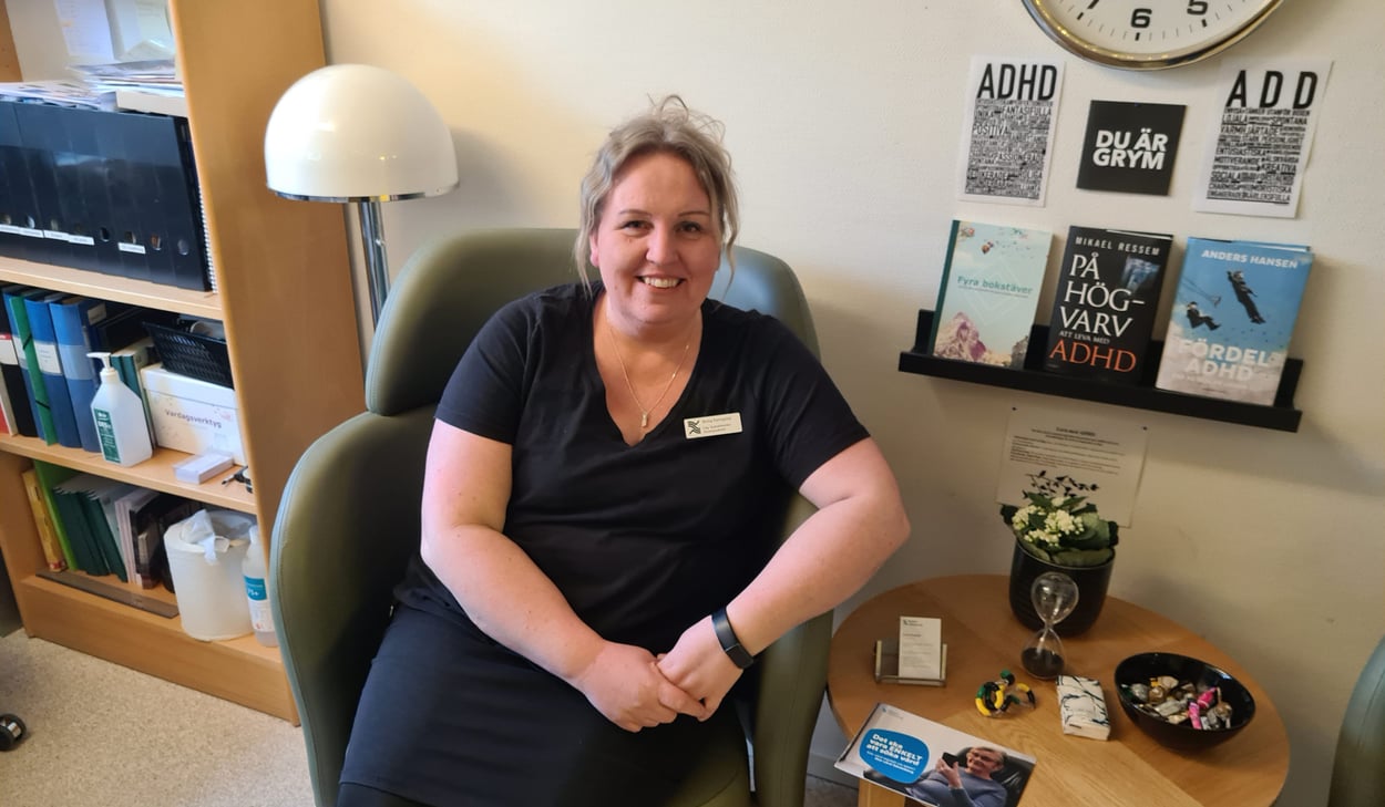 Anna Fernqvist, sjuksköterska på Psykiatriska mottagningen i Söderhamn, sitter i en fåtölj på mottagningen. 